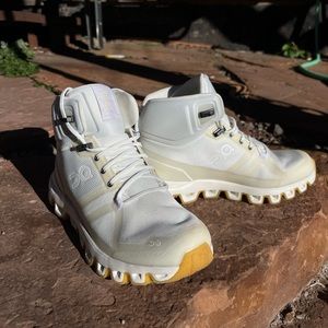 New On Running rare color high top hiking shoe